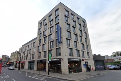 70 Firefighters Tackle Travelodge Hotel Blaze in Hackney 2026
