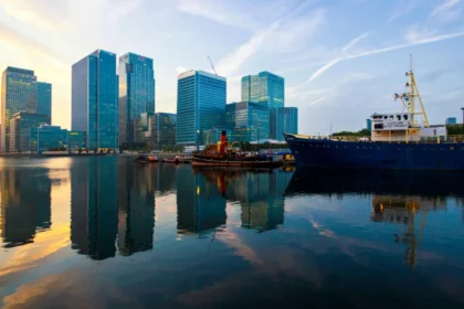Skyscrapers, Dining and Waterfront Walks in Canary Wharf