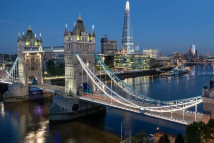 Walking Across Tower Bridge: Glass Walkways & Views – Southwark