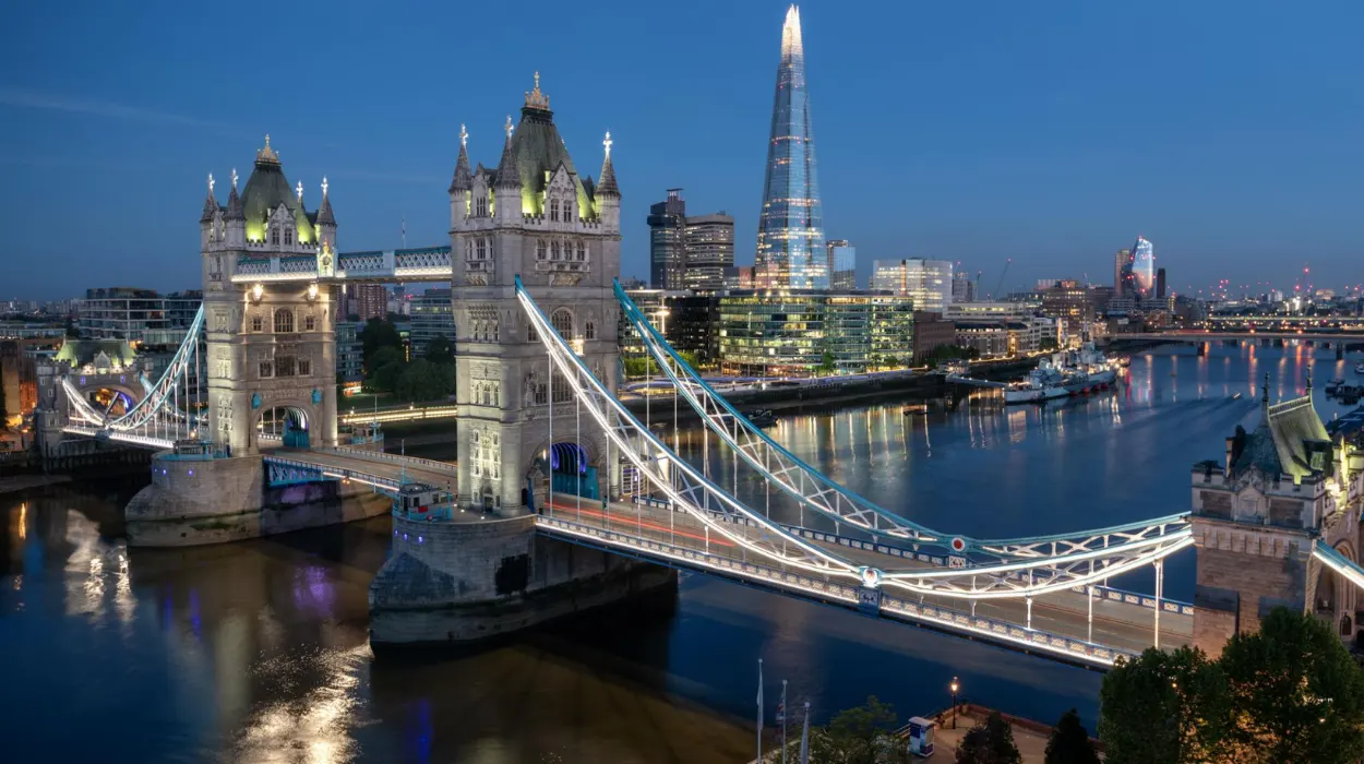 Walking Across Tower Bridge: Glass Walkways & Views – Southwark