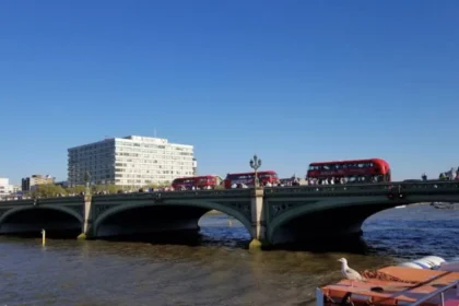 Westminster Bridge Road Fire Sparks Central London Traffic Gridlock, 2026