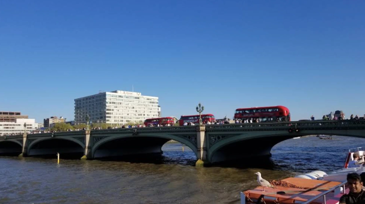 Westminster Bridge Road Fire Sparks Central London Traffic Gridlock, 2026