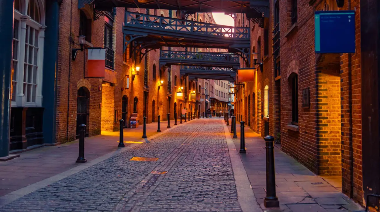 Why London's Hidden Alleys Survived Centuries | City of London