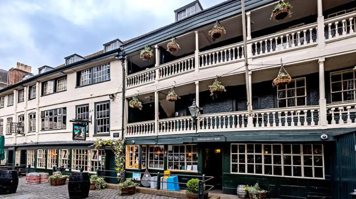 Best Historic Pubs to Visit in London for Traditional Food, Drinks, and Atmosphere
