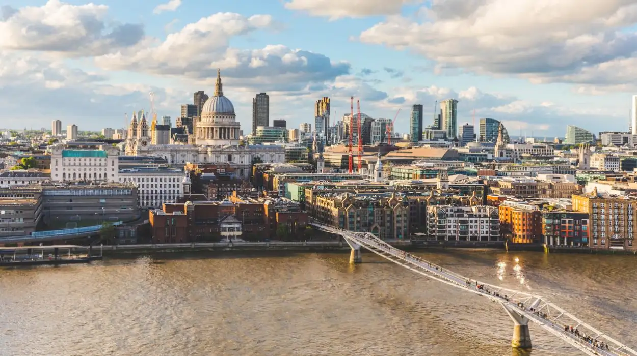 Historic Landmarks Behind Londons Best Views and Their Remarkable Historical Stories Today