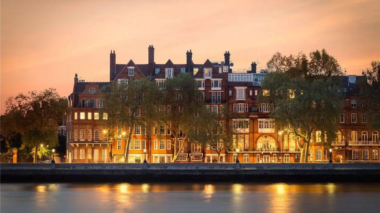 Saatchi Gallery, King’s Road and Riverside Walks in Chelsea